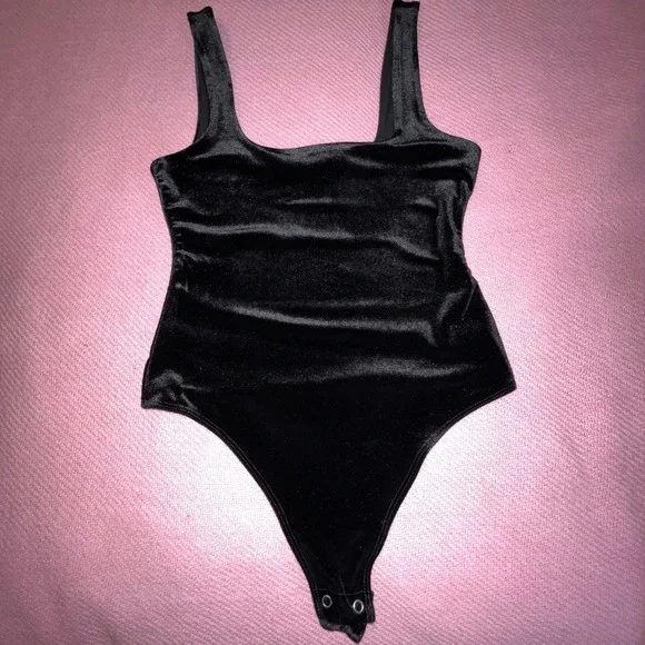Good American Black Velvet Bodysuit Scoop Neck Sleeveless Thong Back Size 1 - Picture 4 of 6